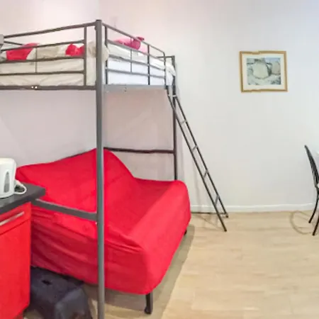 1 Bedroom Cozy In לה רושל
